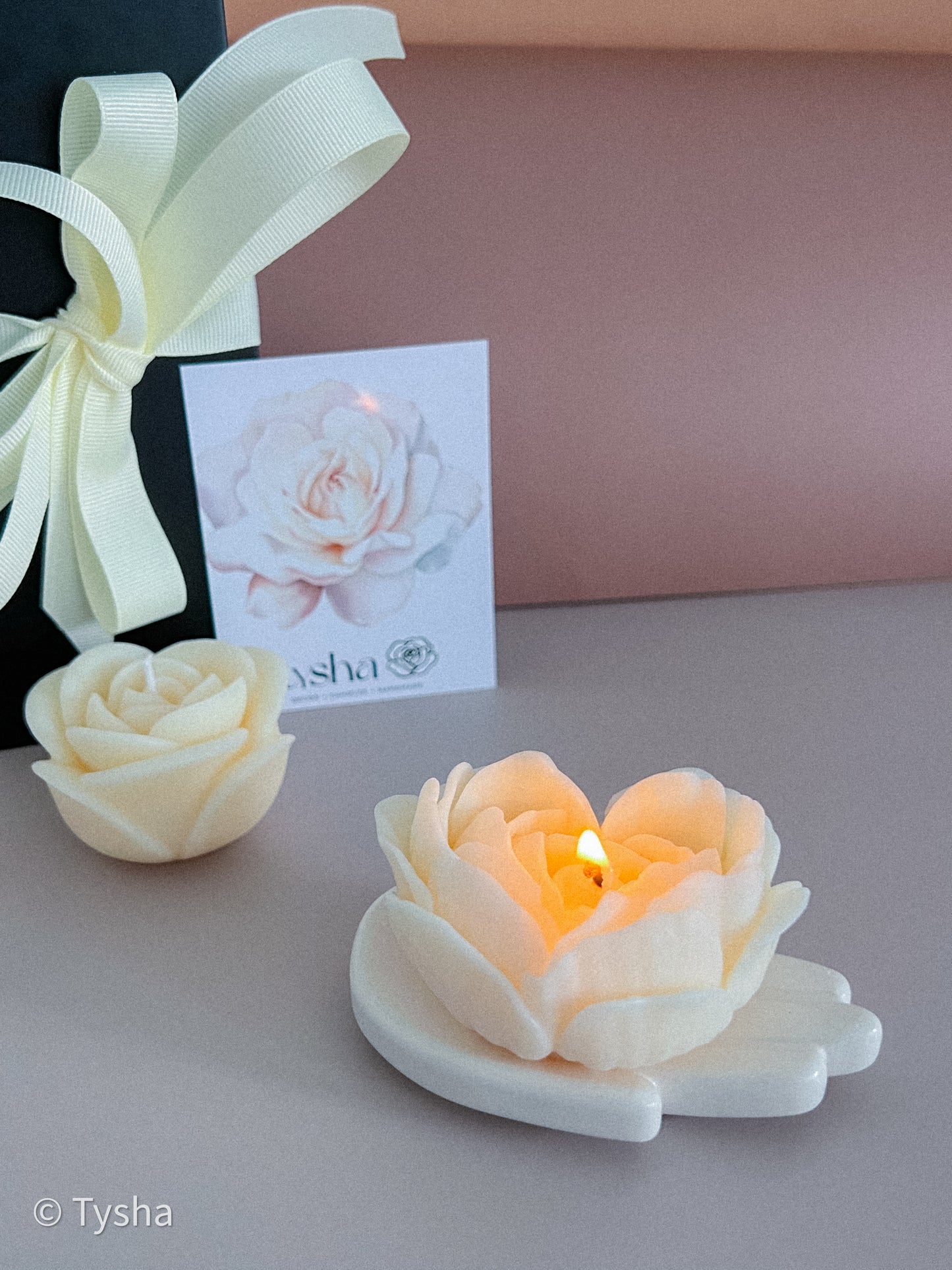 White Set of 2 Flowers Candles + stand