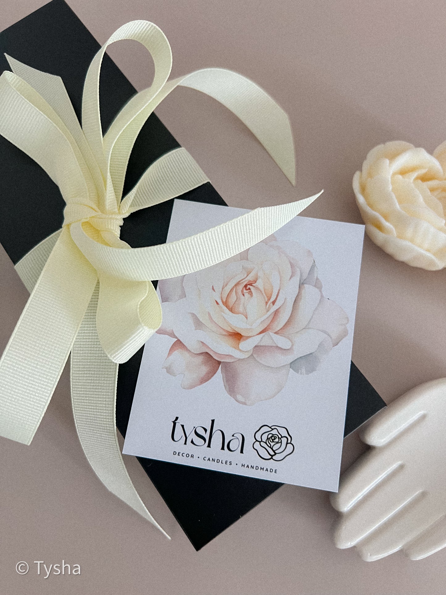 White Set of 2 Flowers Candles + stand