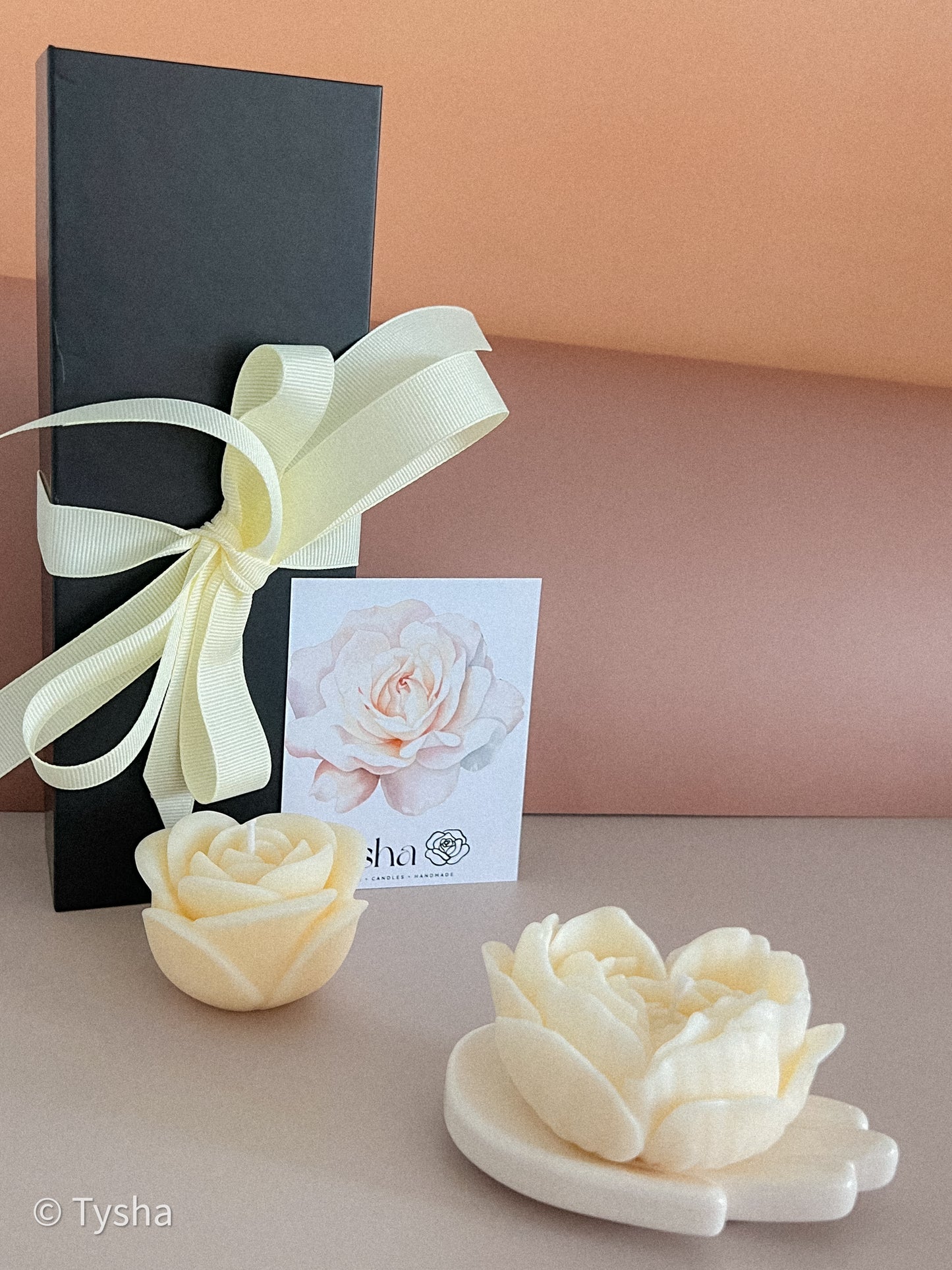 White Set of 2 Flowers Candles + stand